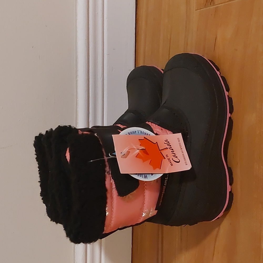 NWT waterproof snowboots for toddler.